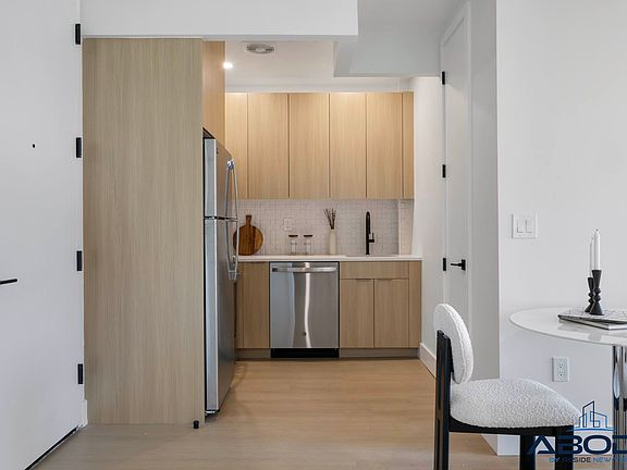 4th image of 102 E 53rd St #2E