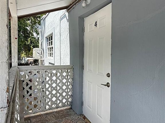 2nd image of 211 SW 10th Ave APT 4