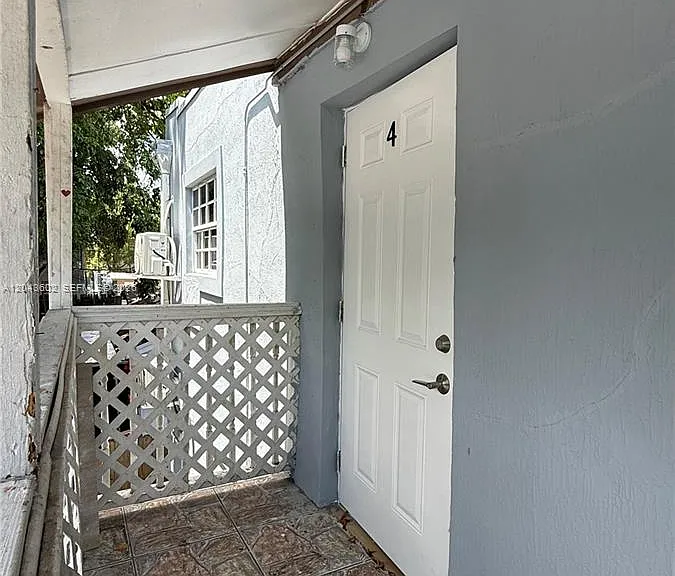 211 SW 10th Ave #4 — Photo 2