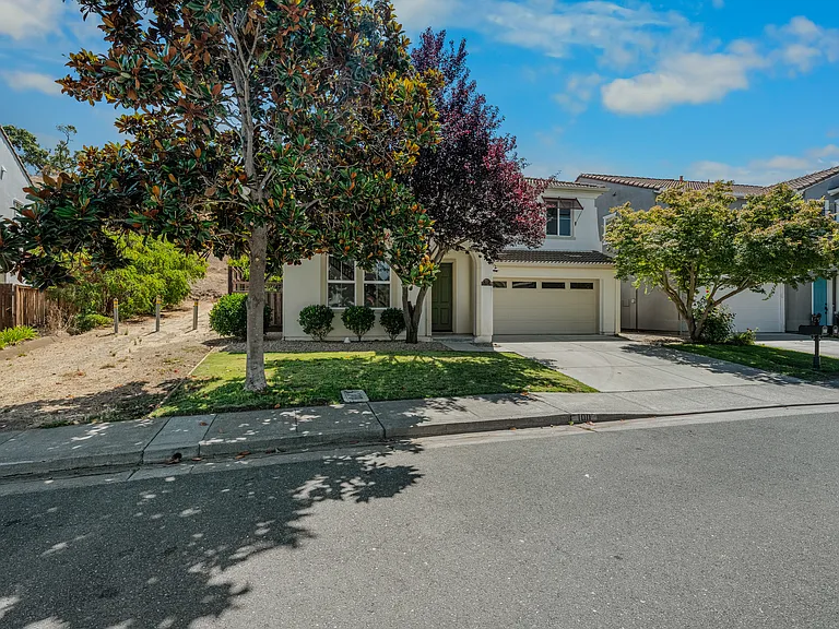 100 Portsmouth Dr — Photo 2