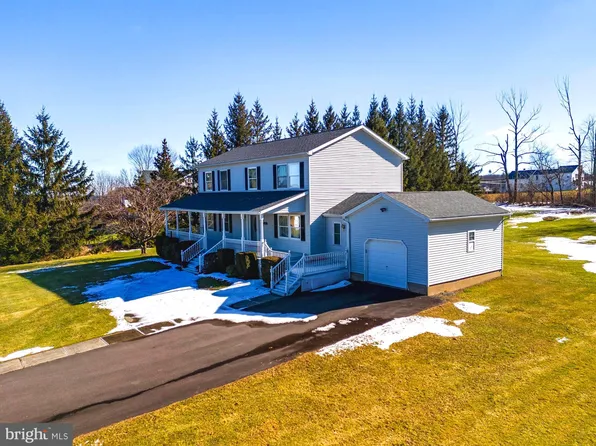 111 Silver Crest Dr, Waymart, PA 18472