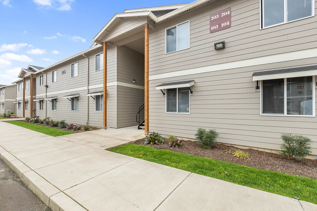 Building Photo - Oak Springs