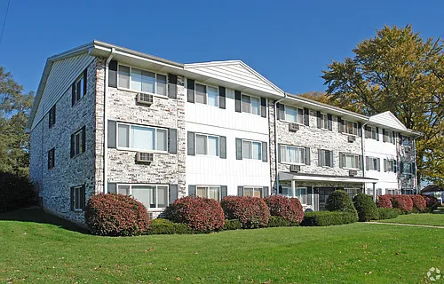 100 W Grove St Photo 1