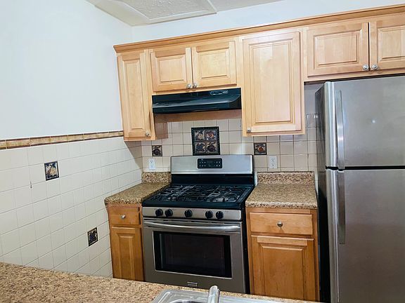 3rd image of 485 E 140th St