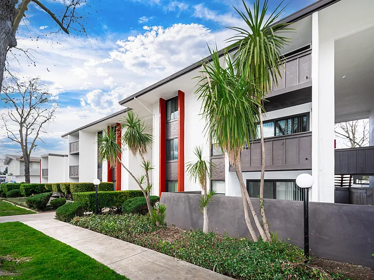 Sandpiper Apartments — Photo 9