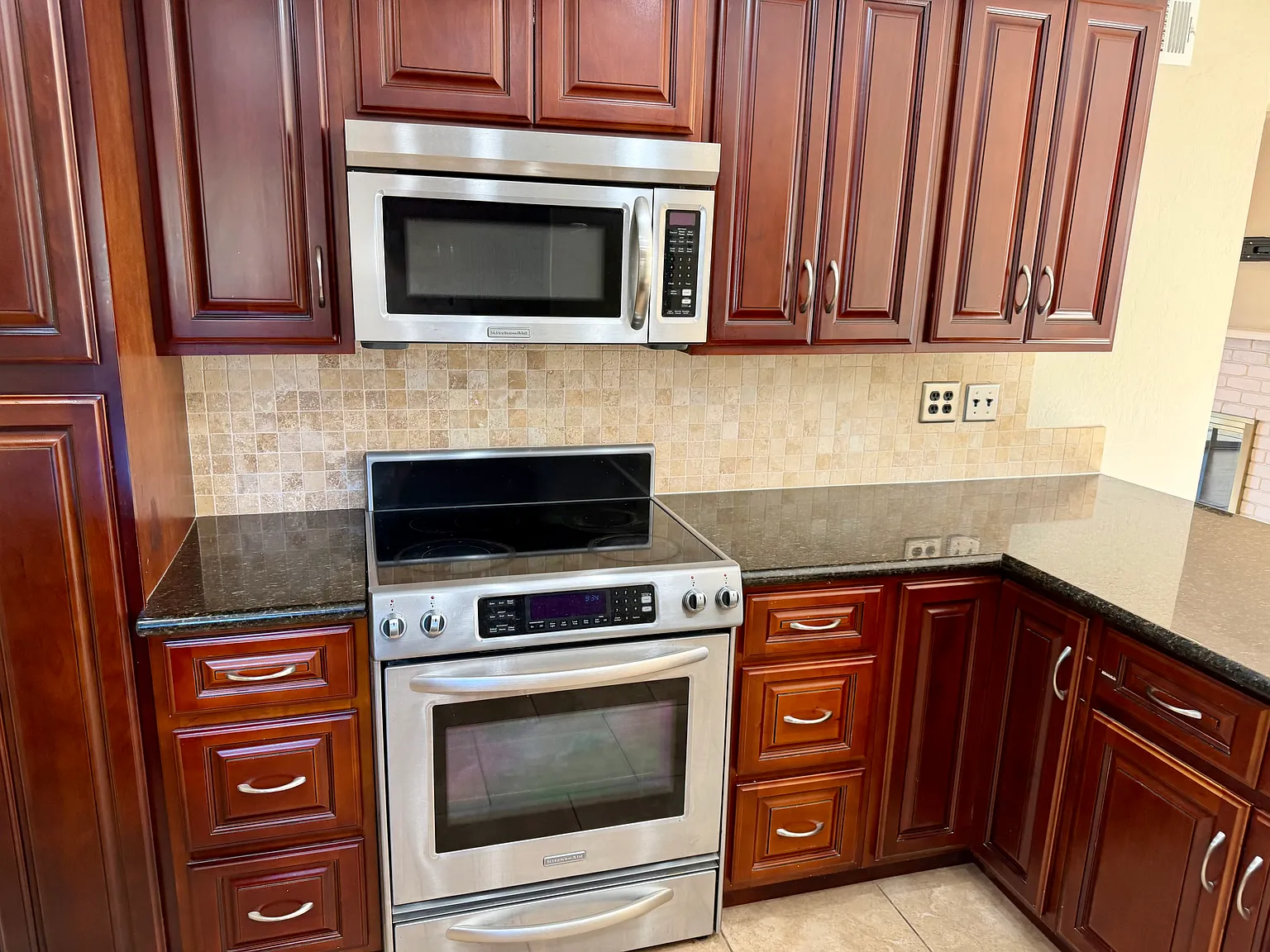 4 bed, 2.5 bath, 1616 sqft, $4,800 — Photo 2