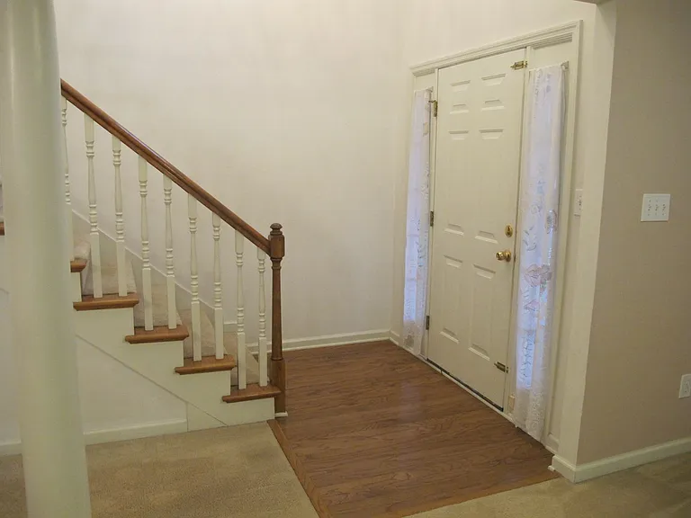 600 Surrey Ln — Photo 3