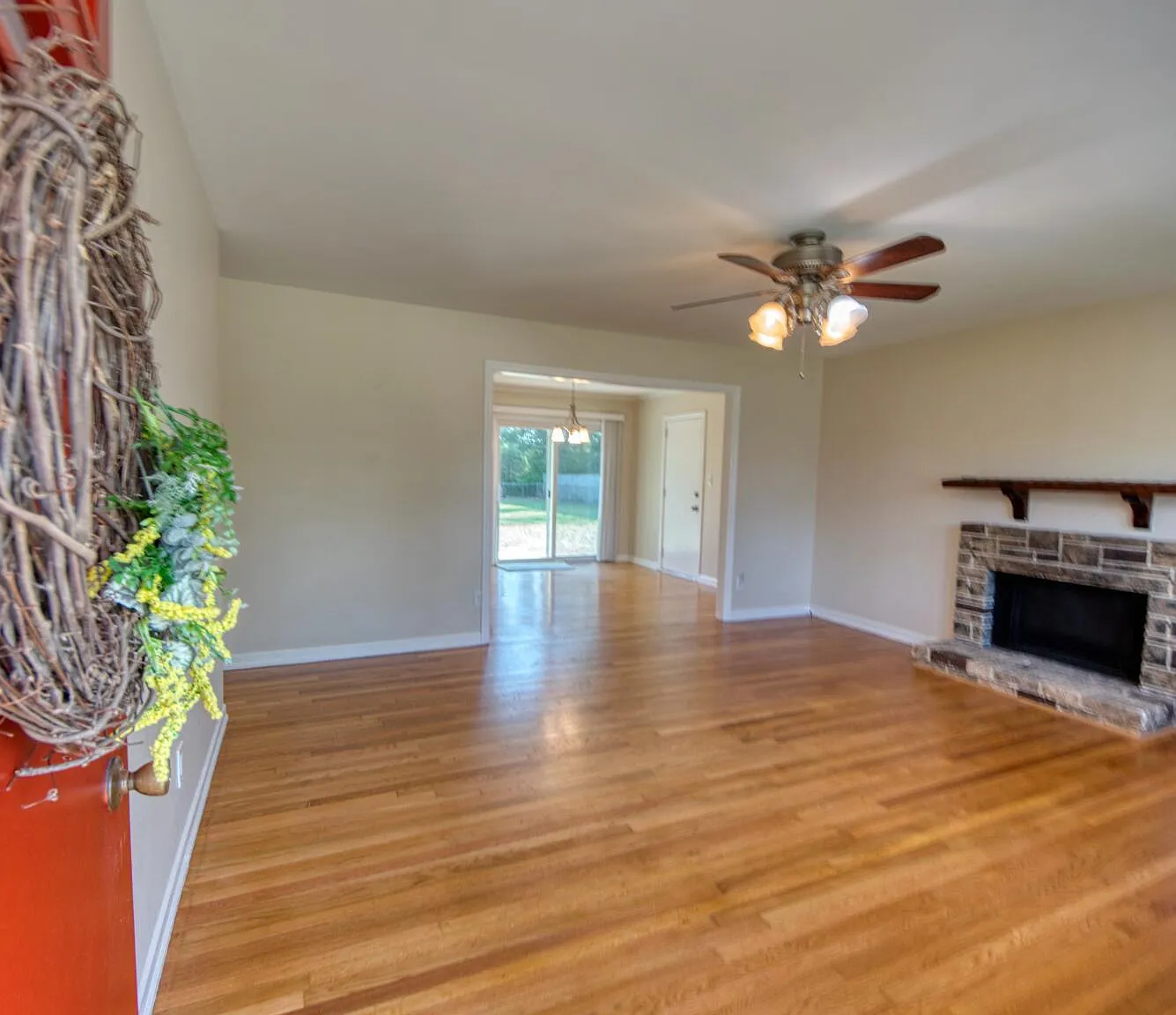 3 bed, 2.0 bath, 1300 sqft, $2,300 — Photo 3