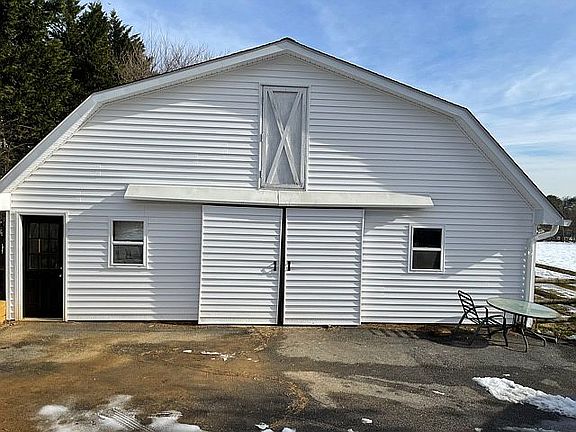 Barn- wash stall w/H/C too
