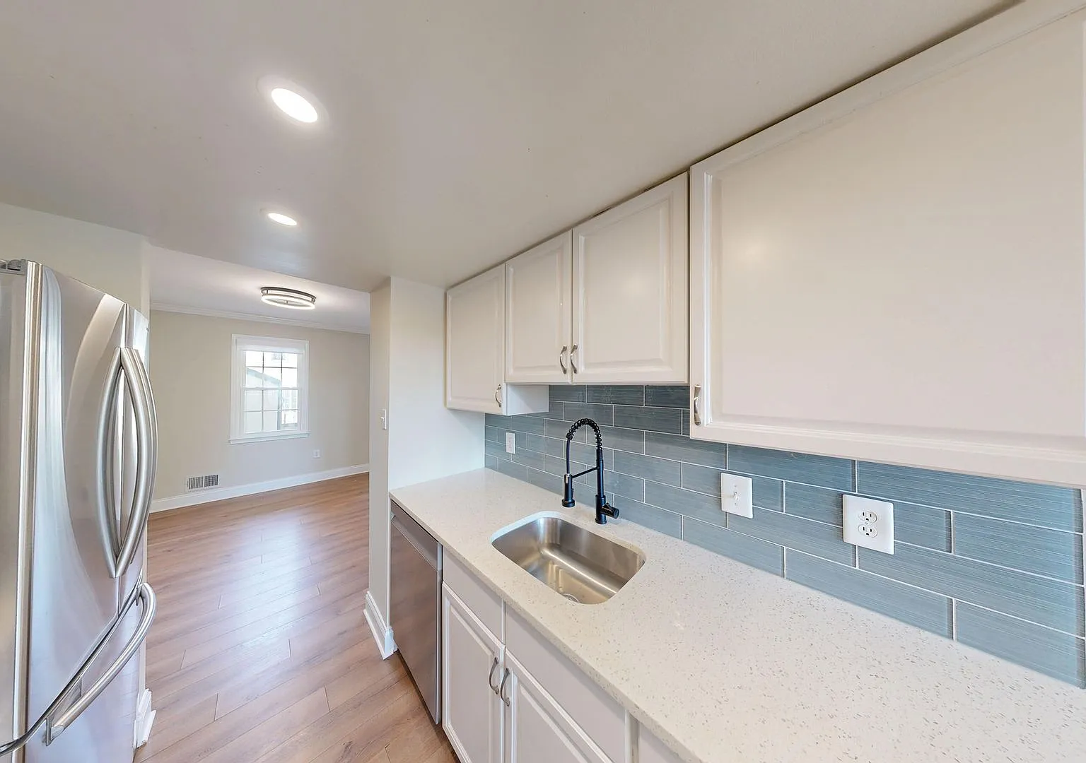 Beautifully updated 3Bed/3.5 townhome! — Photo 3
