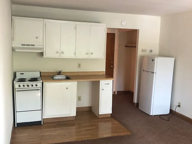 MAY RENT FREE - Sign on this Studio today! — Photo 5