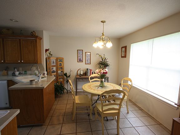 4th image of 741 W Hempstead St #34
