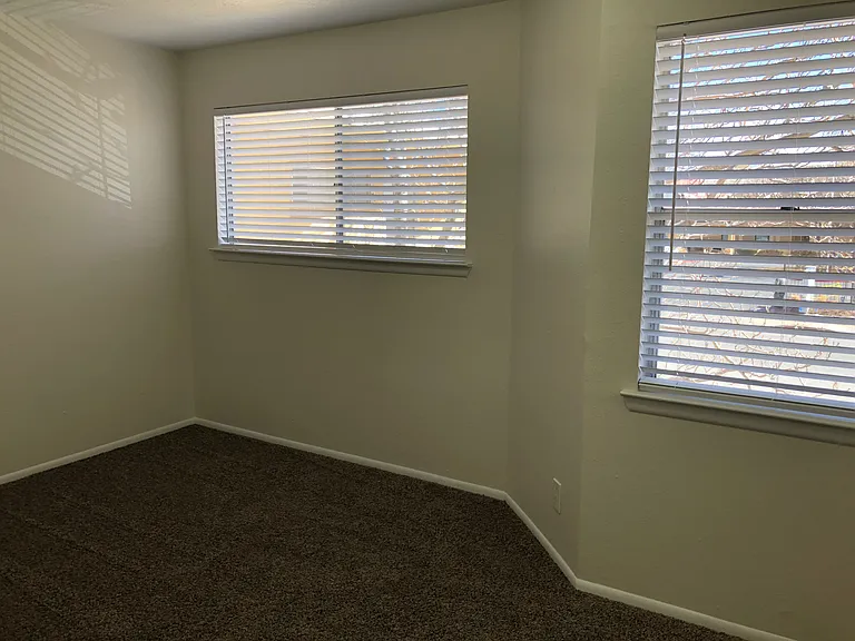 2 Bedroom Town Apartment with Washer / Dryer in Unit & Private Yard — Photo 34