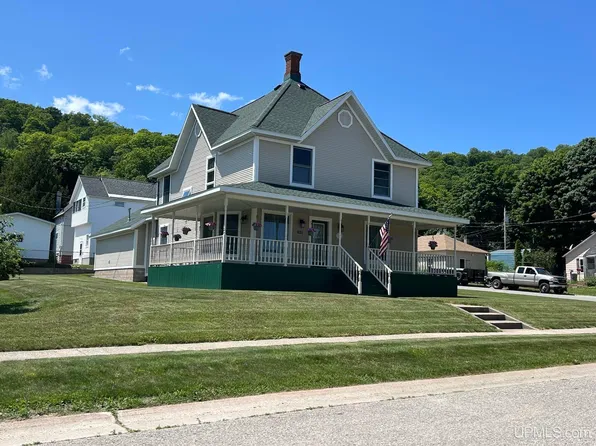 831 W Munising Ave, Munising, MI 49862