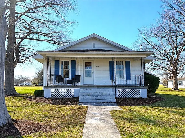 813 W Dewitt St, Pana, IL 62557