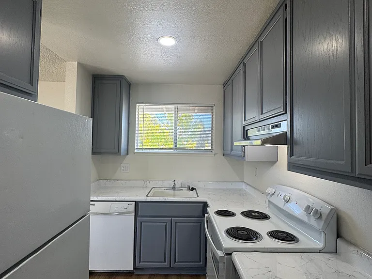 118 Yorkshire Ct #D — Photo 10