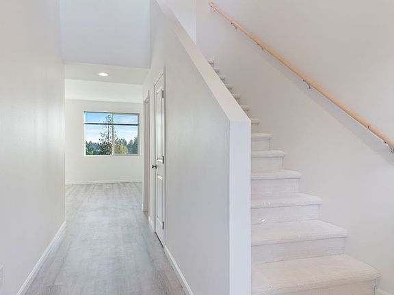 5th image of 1061 Ebbets Dr SW