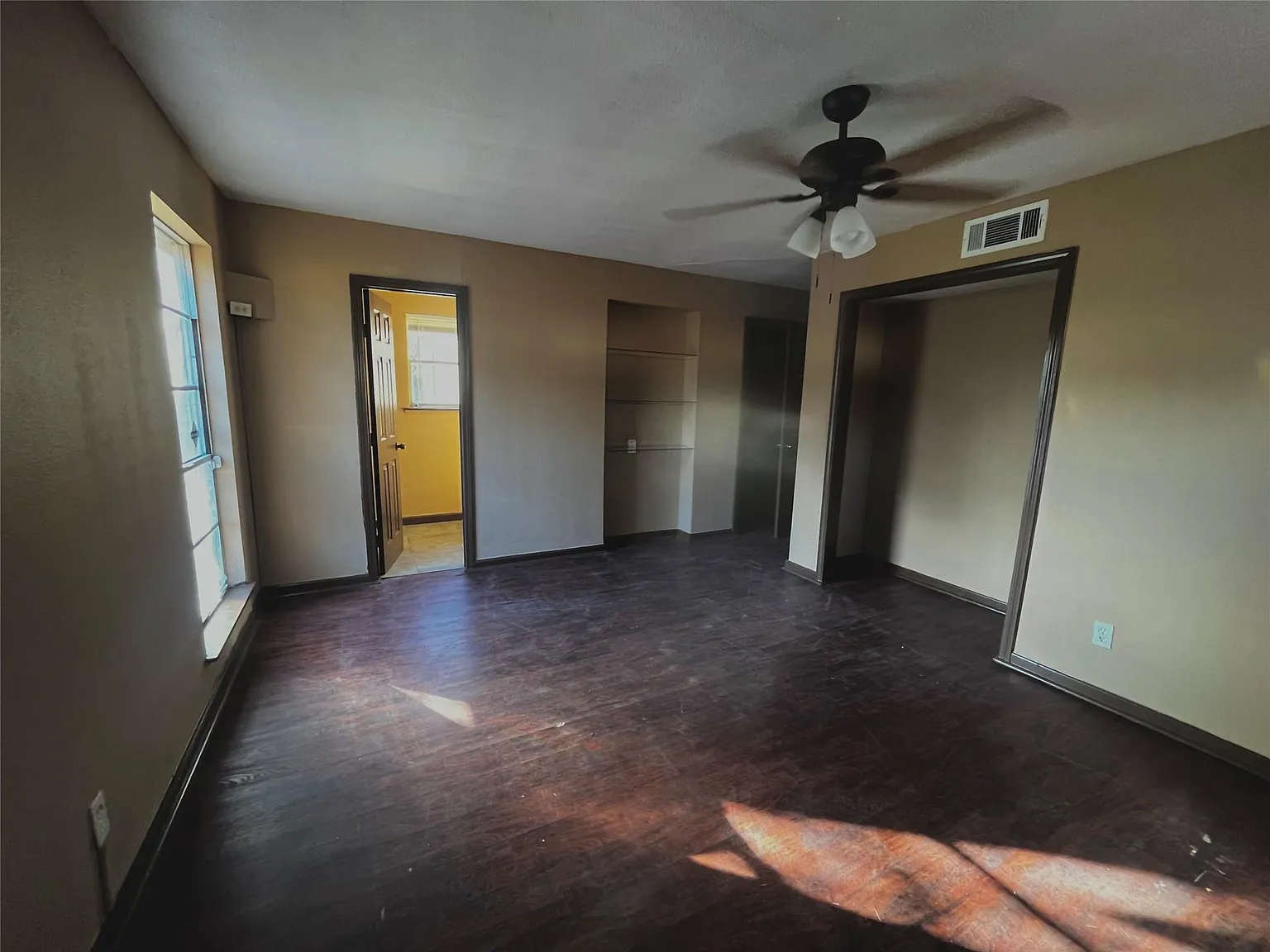 3 bed, 2.0 bath, 1841 sqft, $1,650 — Photo 2