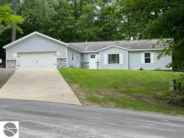 6328 Berkshire Ln, Cadillac, MI 49601