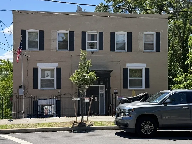 3162 Buena Vista Ter SE — Photo 1