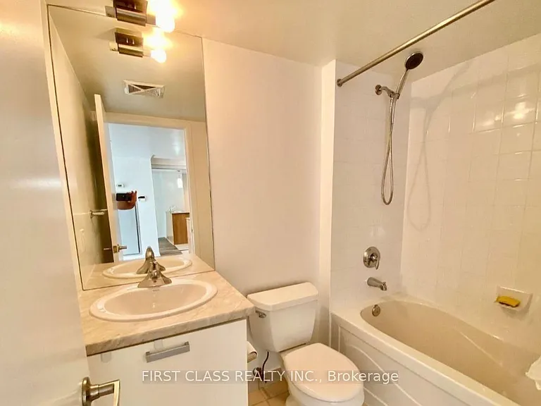 37 Grosvenor St #1301 — Photo 7