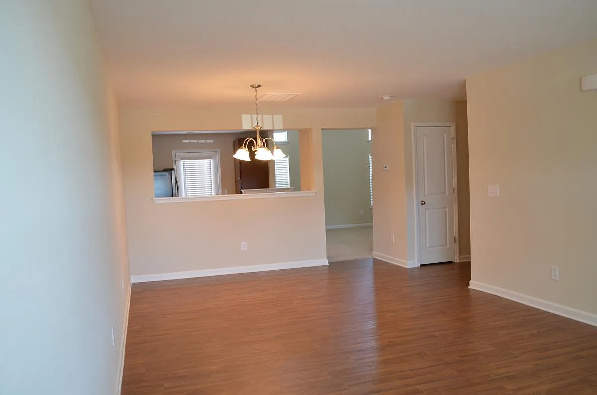 3 bed, 1596 sqft, $1,800 — Photo 2