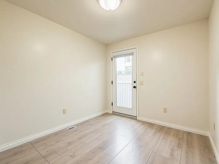 100 Oak St — Photo 3