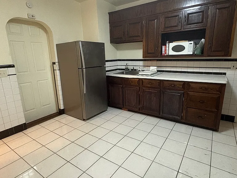 137 Hawkins St — Photo 1