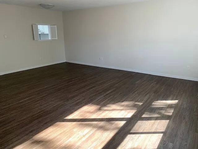 310 Westminster Ave — Photo 8