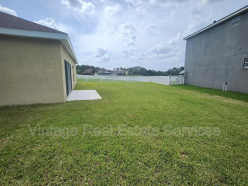 3 bed, 2.0 bath, 2098 sqft, $2,195 — Photo 3