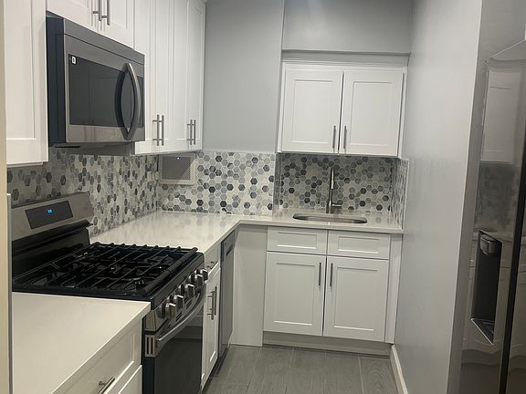 3rd image of 855 E 7th St #50