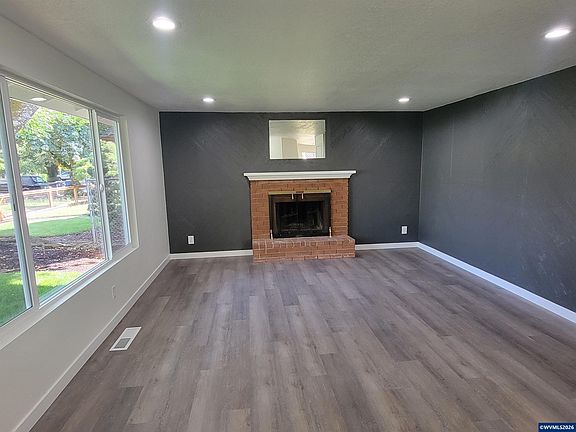 3rd image of 945 18th St NE