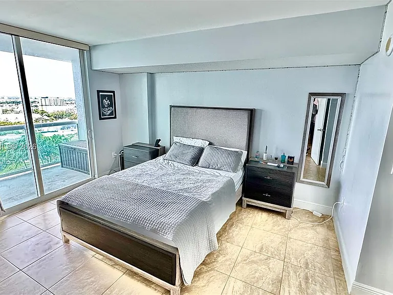 1800 N Bayshore Dr #1906 — Photo 16