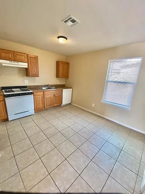 3 bed, 2.0 bath, 980 sqft, $1,250 — Photo 3