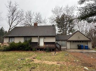 380 Lochaven Rd, Waterford, MI 48327