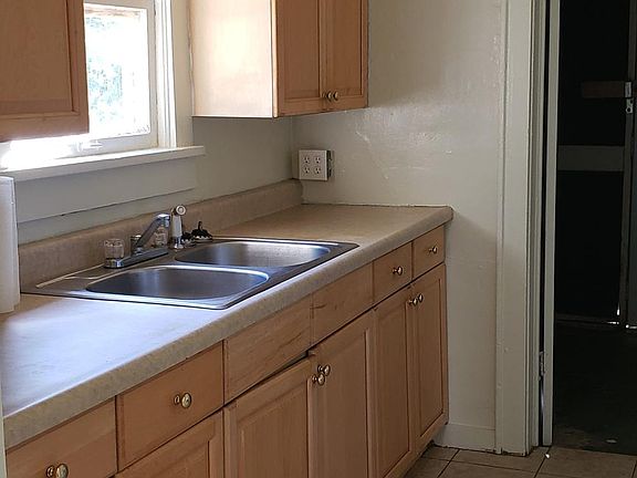 5th image of 1100 SW 26th St