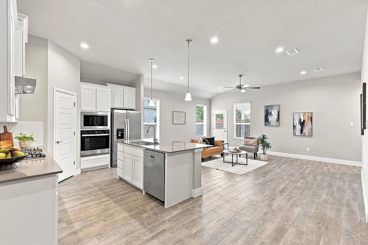 5 bed, 3.0 bath, 2089 sqft, $2,700 — Photo 2