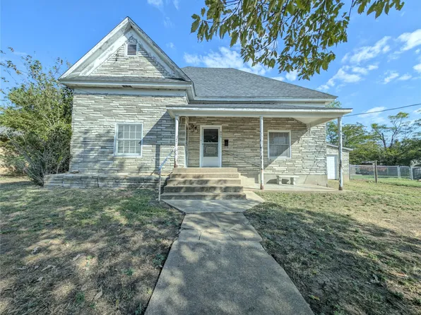 805 Poplar St, Honey Grove, TX 75446