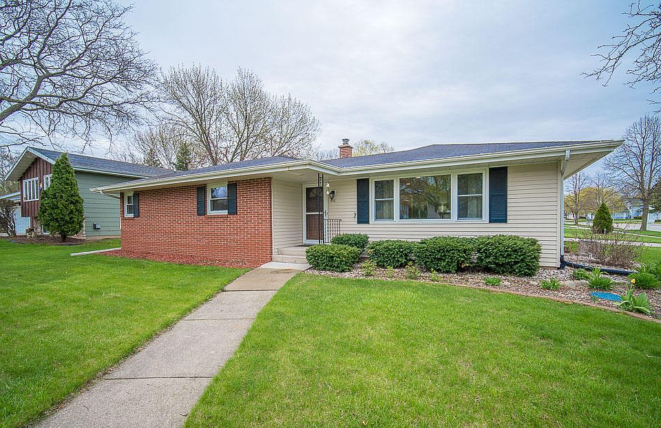 2nd image of 916 Mequon Ave