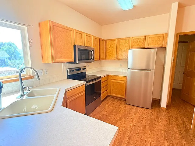 3 bed, 3.5 bath, 2300 sqft, $3,000 — Photo 3