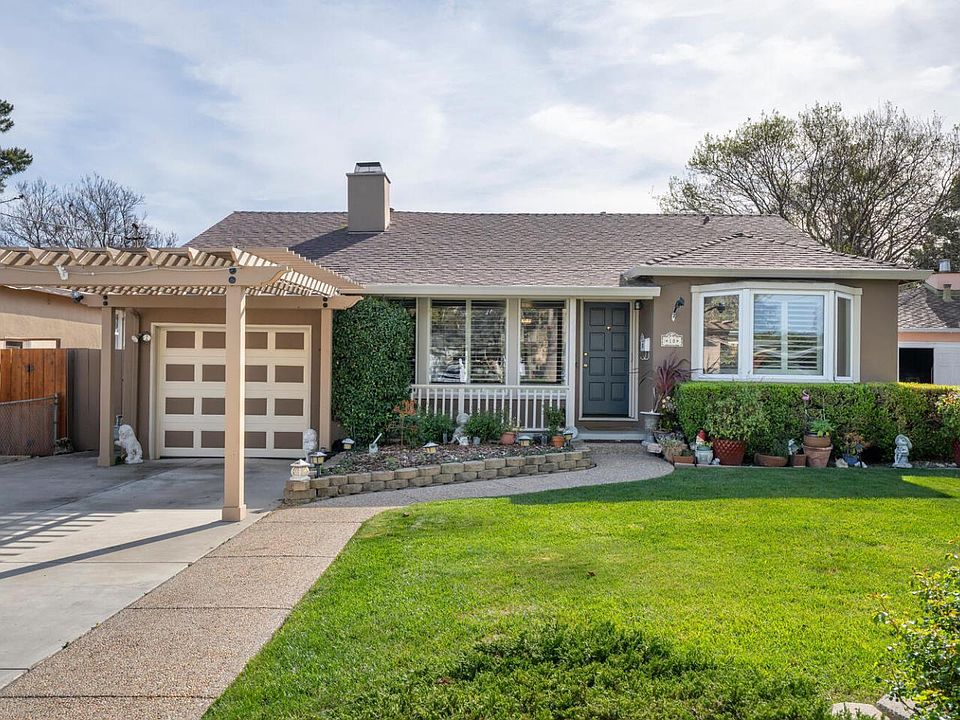 1st image of 18 Yarnall Pl