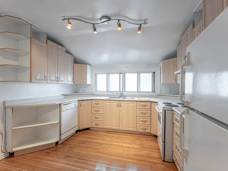938 Avenue Rd #3 — Photo 39