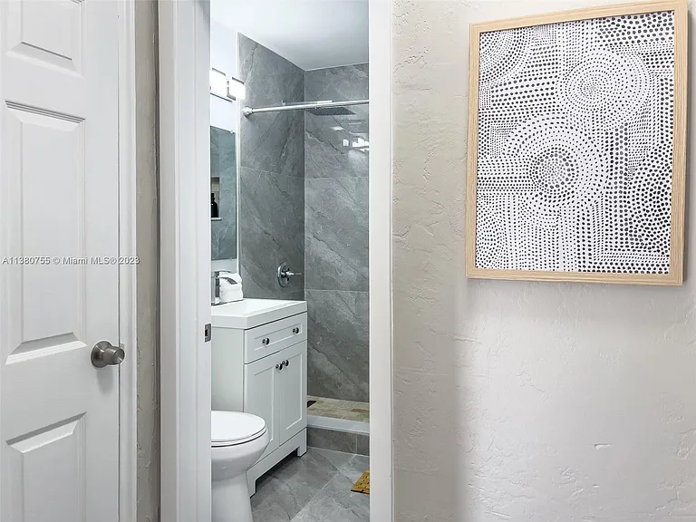 2761 SW 33rd Ave #1 — Photo 32