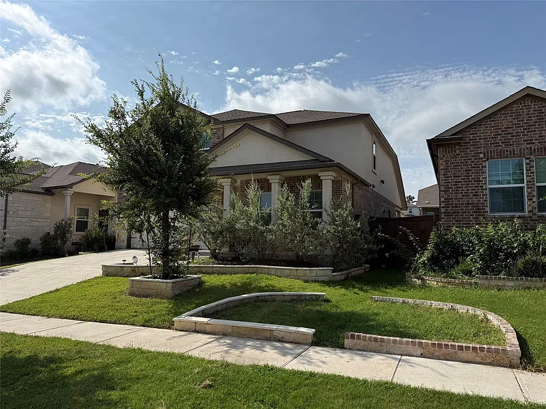 1008 Bluewood Bnd — Photo 2