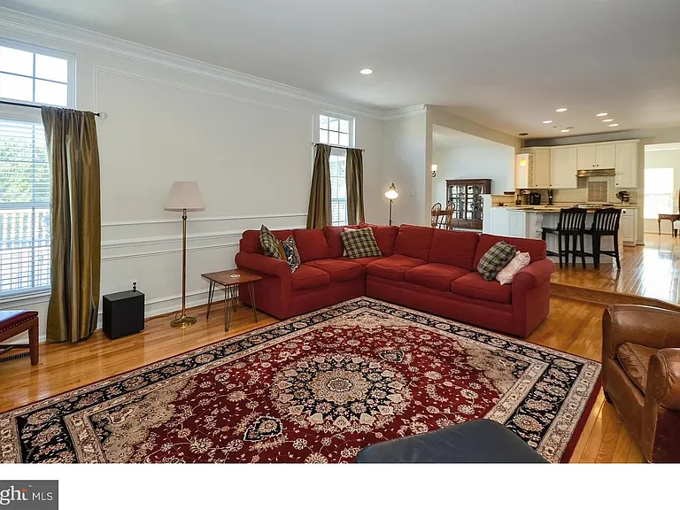 584 Leslie Ln — Photo 12