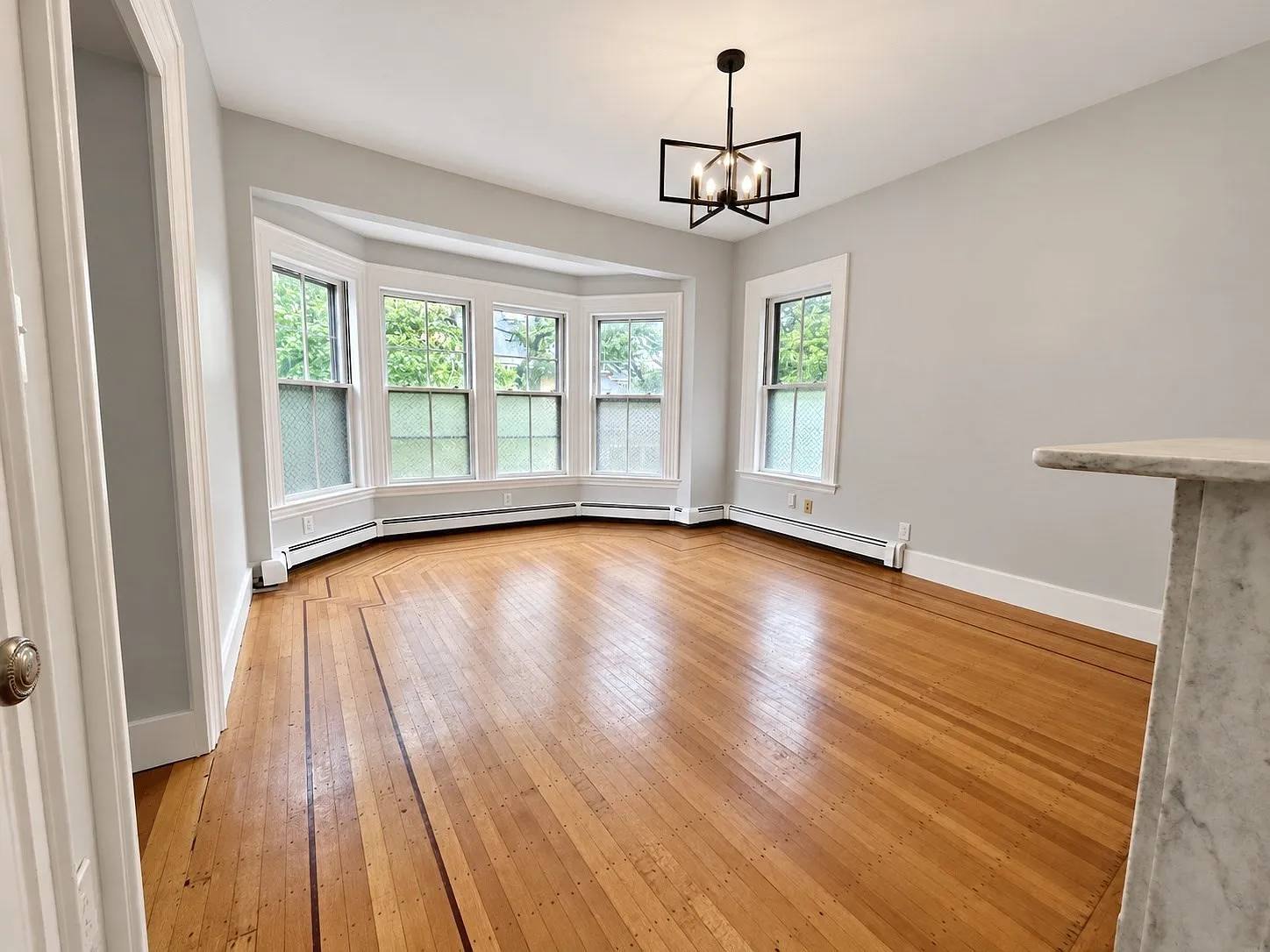 3 bed, 1.0 bath, 2000 sqft, $3,600 — Photo 2