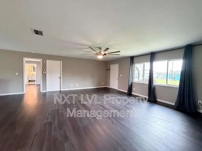 205 SE 18th St — Photo 5