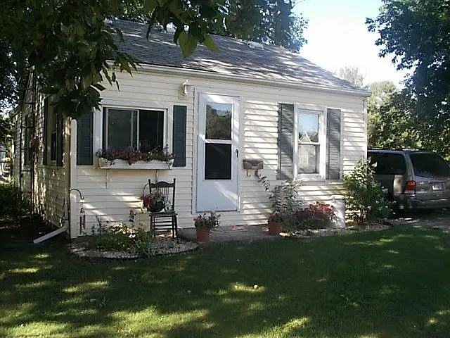 545 Roosevelt Ave photo 1