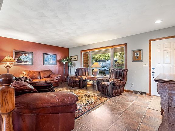2nd image of 802 1st St SW