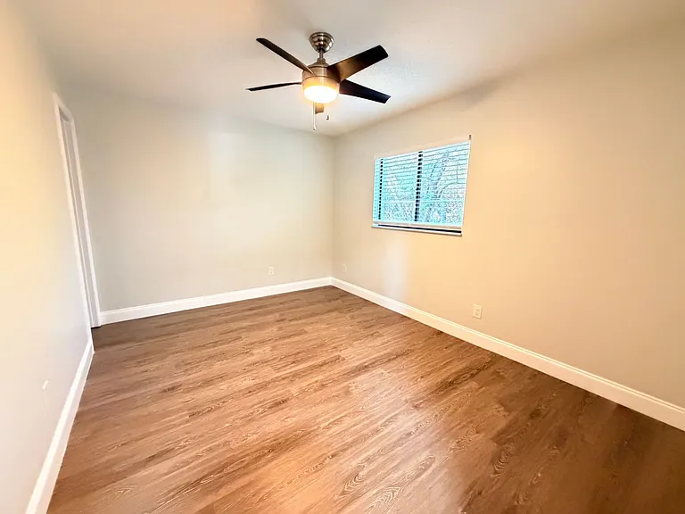 Lakeside Cove Apartments — Photo 13